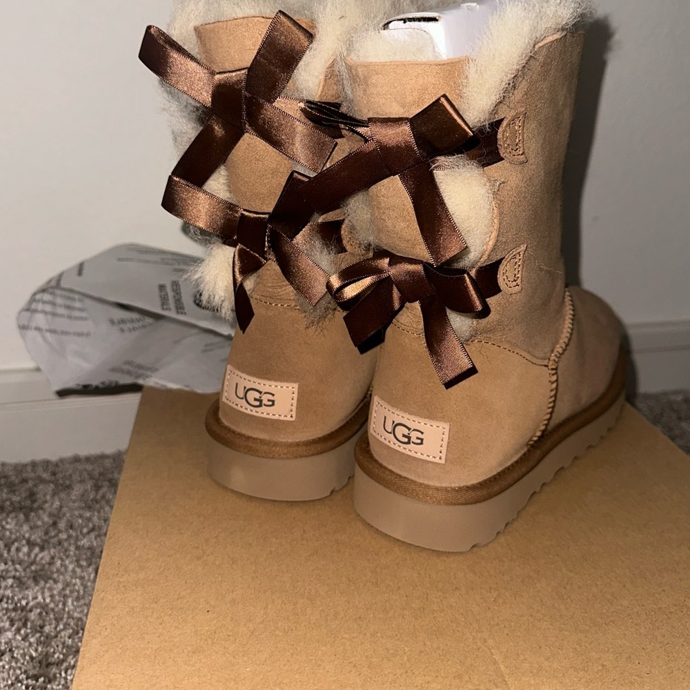 UGG BAILEY BOW SIZE 8